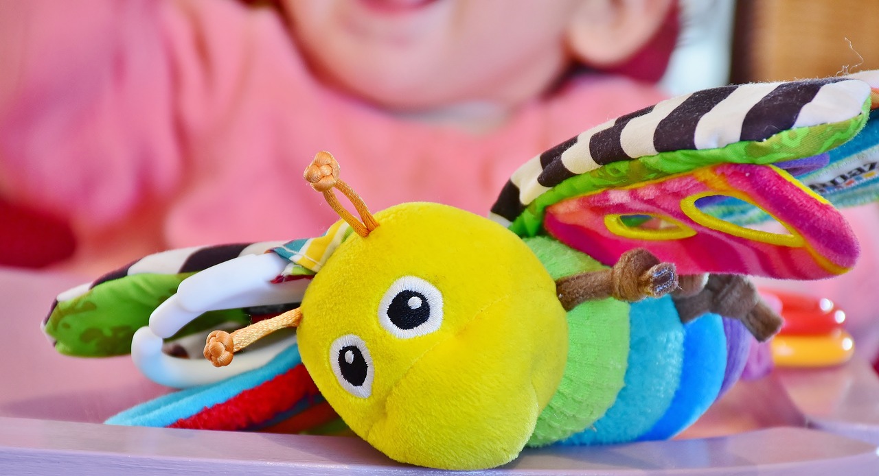 Żłobek Montessori w Warszawie – co oferuje i dlaczego warto wybrać tę metodę opieki nad dzieckiem?